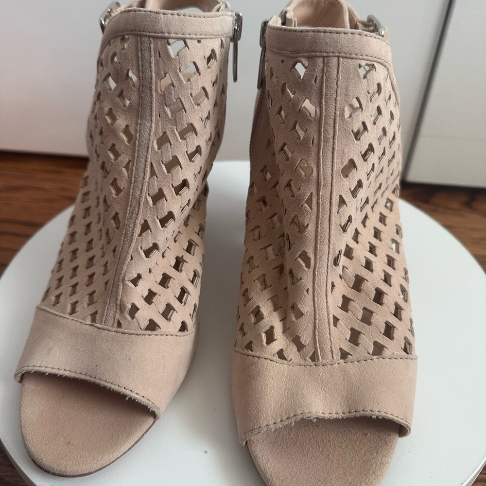 Vince Camuto Beige Suade Peep-Toe Stacked 3 Inch Heel Cut-Out Bootie Size 39 - Picture 4 of 13